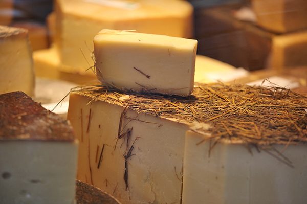 Käsestand auf dem Wochenmarkt